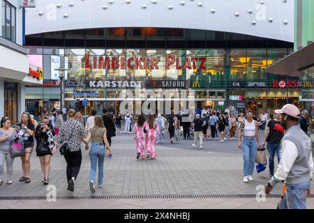 Galeria Karstadt Kaufhof am Limbecker Platz a Essen. 30.04.2024, EU, DEU, Deutschland, Nordrhein-Westfalen, Essen: Die Filiale von Galeria Karstadt Kaufhof im Einkaufszentrum Limbecker Platz in Essen soll zum 31. Agosto 2024 geschlossen werden. Galeria Karstadt Kaufhof nimmt eine Fläche von rund 19,000 Quadratmetern ein, sie erstreckt sich über drei Etagen. Der Standort ist eine von deutschlandweit 16 Filialen, die wegen umfangreichen Sparmaßnahmen dichtgemacht werden. UE, DEU, Germania, Renania settentrionale-Vestfalia, Essen: Il negozio Galeria Karstadt Kaufhof nel centro commerciale Limbecker Platz in Foto Stock