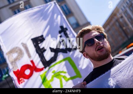 Varsavia, Polonia. 1° maggio 2024. Il dimostratore marcia davanti a uno striscione PolExit durante il rally. Il 1° maggio, la Polonia celebra la Festa del lavoro con un giorno festivo. I manifestanti nazionalisti e di destra anti-UE che sostengono l'uscita della Polonia dall'UE (PolExit) si sono riuniti nella Plac Konstytucji di Varsavia. Da lì, hanno marciato verso l'ufficio di Varsavia dell'Unione europea in via Jasna per segnare la loro opposizione al posto della Polonia nell'Unione europea. (Foto di Neil Milton/SOPA Images/Sipa USA) credito: SIPA USA/Alamy Live News Foto Stock