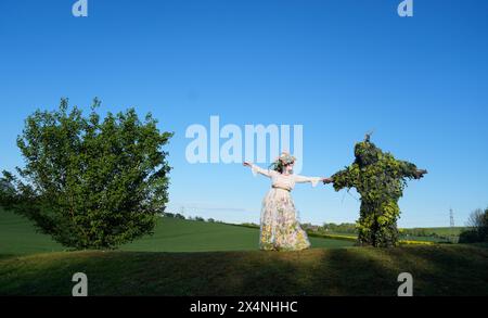 Richard (a destra) e Jenni Thompson, raffiguranti Green Man e May Queen, durante il Beltain Celtic Fire Festival presso Butser Ancient Farm, a Waterlooville, Hampshire. Data foto: Sabato 4 maggio 2024. Foto Stock