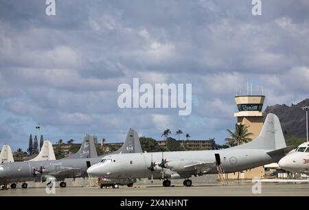 Seefernaufklärer vom Typ Lockheed P3 Orion auf der Marine Corps Air Station MCAS Kaneohe Bay auf Hawaii. Erkennbar ein Flugzeug der kanadischen sowie australischen Marine. Seefernaufklärer vom Typ Lockheed P3 Orion auf der Marine Corps Air Station MCAS Kaneohe Bay auf Hawaii. Kaneohe Hawaii Vereinigte Staaten von Amerika *** Lockheed P3 Orion pattugliatore marittimo presso la Marine Corps Air Station MCAS Kaneohe Bay, Hawaii riconoscibile un aereo della marina canadese e australiana Lockheed P3 Orion pattugliatore marittimo presso la Marine Corps Air Station MCAS Kaneohe Bay, Hawaii Kaneohe Hawaii Stati Uniti Foto Stock