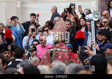 Napoli, Italia, 4 maggio 2024. Il busto d'oro di San Gennaro esce dalla cattedrale prima della processione del santo patrono per le strade di Napoli credito: Marco Cantile/Alamy Live News Foto Stock