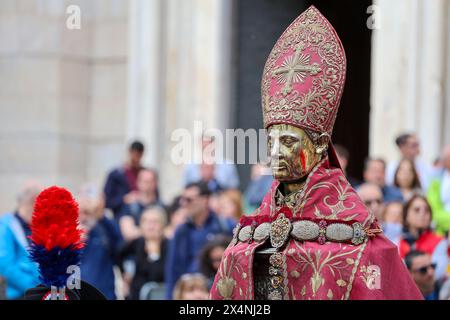 Napoli, Italia, 4 maggio 2024. Il busto d'oro di San Gennaro esce dalla cattedrale prima della processione del santo patrono per le strade di Napoli credito: Marco Cantile/Alamy Live News Foto Stock