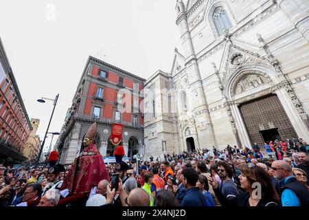 Napoli, Italia, 4 maggio 2024. Il busto di San Gennaro, di fronte al Duomo di Napoli, durante la processione del santo patrono per le strade di Napoli credito: Marco Cantile/Alamy Live News Foto Stock