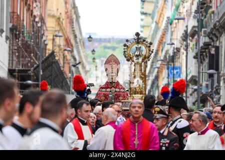 Napoli, Italia, 4 maggio 2024. Il busto di San Gennaro e la fiala con sangue, durante la processione del santo patrono per le vie di Napoli. Crediti: Marco Cantile/Alamy Live News Foto Stock