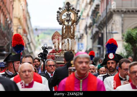 Napoli, Italia, 4 maggio 2024. Il busto di San Gennaro e la fiala con sangue, durante la processione del santo patrono per le vie di Napoli. Crediti: Marco Cantile/Alamy Live News Foto Stock