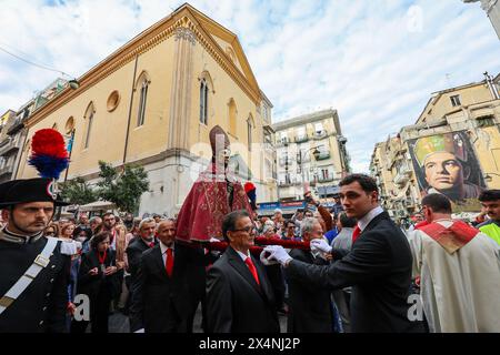 Napoli, Italia, 4 maggio 2024. Il busto di San Gennaro, durante la processione del santo patrono per le vie di Napoli. Crediti: Marco Cantile/Alamy Live News Foto Stock