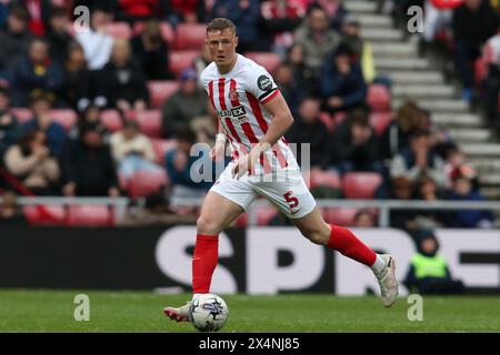 Daniel Ballard del Sunderland durante la partita del Campionato Sky Bet tra Sunderland e Sheffield Wednesday allo Stadium of Light di Sunderland, sabato 4 maggio 2024. (Foto: Michael driver | mi News) crediti: MI News & Sport /Alamy Live News Foto Stock