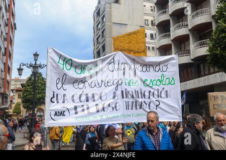 Oviedo, Spagna, 4 maggio 2024: Uno dei manifesti della manifestazione con "40 anni di dignitosità delle escolas eonaviego nas, come possiamo dignitare il nostro lavoro?” Durante la dimostrazione per Officialidá, il 4 maggio 2024, a Oviedo, in Spagna. Crediti: Alberto Brevers / Alamy Live News. Foto Stock