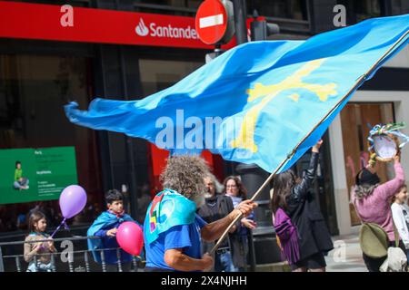 Oviedo, Spagna, 4 maggio 2024: Un uomo batte la bandiera delle Asturie durante la dimostrazione per Officialidá, il 4 maggio 2024, a Oviedo, Spagna. Crediti: Alberto Brevers / Alamy Live News. Foto Stock