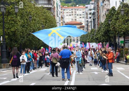 Oviedo, Spagna, 4 maggio 2024: Un uomo batte la bandiera delle Asturie durante la dimostrazione per Officialidá, il 4 maggio 2024, a Oviedo, Spagna. Crediti: Alberto Brevers / Alamy Live News. Foto Stock