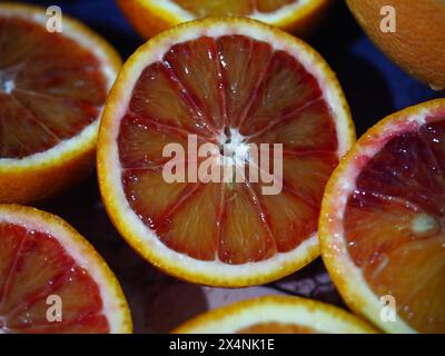 Arance di sangue italiane tagliate a metà Foto Stock