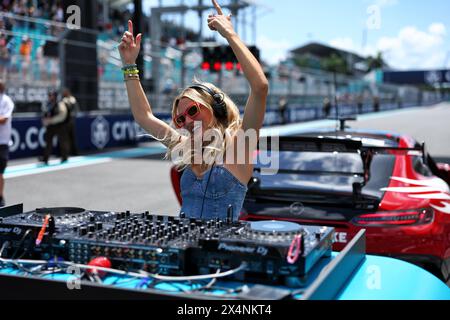 Miami, Stati Uniti. 4 maggio 2024. Atmosfera da griglia - DJ. 04.05.2024. Formula 1 World Championship, Rd 6, Miami Grand Prix, Miami, Florida, USA, Sprint e giornata di qualificazione. Il credito fotografico dovrebbe essere: XPB/Alamy Live News. Foto Stock