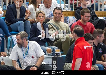 Potsdam, Germania. 4 maggio 2024. Pallamano: Bundesliga 2, 1st VfL Potsdam - TV Großwallstadt, giorno 31, MBS Arena. L'allenatore Jaron Siewert (r) e il direttore sportivo Stefan Kretzschmar (2° da destra) di Füchse Berlino guardano la partita come spettatori. Crediti: Andreas Gora/dpa/Alamy Live News Foto Stock