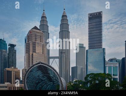 Il ponte Saloma Link di Kuala Lumpur, Malesia, è un ponte combinato di 69 metri pedonale e ciclista sul fiume Klang a Kuala Lumpur Foto Stock