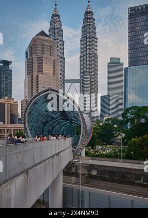 Il ponte Saloma Link di Kuala Lumpur, Malesia, è un ponte combinato di 69 metri pedonale e ciclista sul fiume Klang a Kuala Lumpur Foto Stock