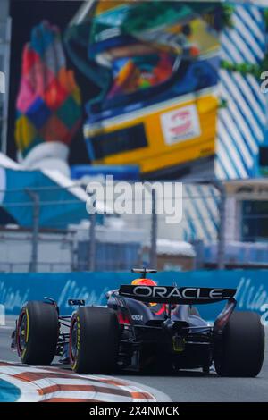 Miami, Florida, Stati Uniti. 4 maggio 2024. 1 Oracle Red Bull Racing, Max Verstappen (NED) gareggia sotto un murale di Ayrton Senna durante la Sprint Race.al Gran Premio di Formula 1 Crypto.com a Miami, Florida. Verstappen ha vinto la gara. (Credit Image: © Richard Dole/ZUMA Press Wire) SOLO PER USO EDITORIALE! Non per USO commerciale! Foto Stock