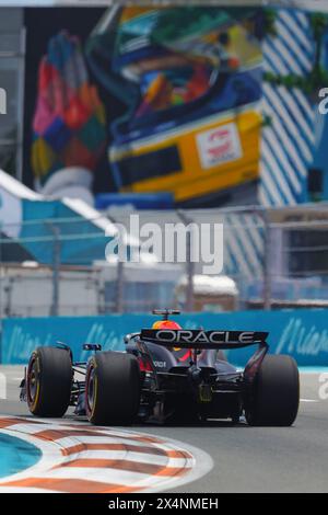 Miami, Florida, Stati Uniti. 4 maggio 2024. 1 Oracle Red Bull Racing, Max Verstappen (NED) gareggia sotto un murale di Ayrton Senna durante la Sprint Race.al Gran Premio di Formula 1 Crypto.com a Miami, Florida. Verstappen ha vinto la gara. (Credit Image: © Richard Dole/ZUMA Press Wire) SOLO PER USO EDITORIALE! Non per USO commerciale! Foto Stock