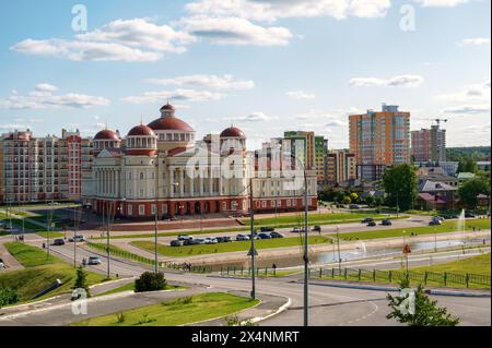 Saransk, Mordovia, Russia - 5 giugno 2023. Vista sulla città del parco che prende il nome. Pushkin, il fiume Saranka e il Park Hotel. Foto Stock