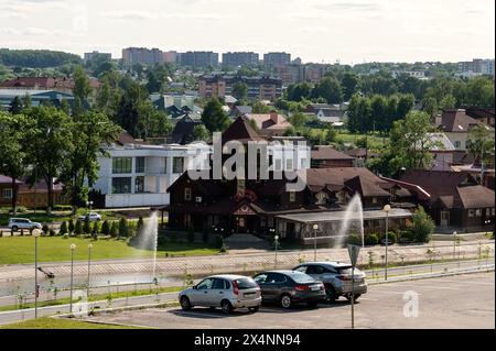 Saransk, Mordovia, Russia - 5 giugno 2023. Vista sulla città del parco che prende il nome. Pushkin, il fiume Saranka e il Park Hotel. Foto Stock