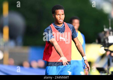 Il Malik Mothersille (18 Peterborough United) si scalda durante lo Sky Bet League 1 Play Off semi Final 1st Leg tra Oxford United e Peterborough al Kassam Stadium di Oxford, sabato 4 maggio 2024. (Foto: Kevin Hodgson | mi News) crediti: MI News & Sport /Alamy Live News Foto Stock