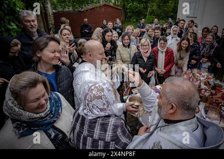 Londra, Regno Unito. 4 maggio 2024. Benedizioni pasquali ortodosse il grande sabato presso la Cattedrale di Londra della Natività della madre di Dio e dei Sacri Martiri reali a Chiswick, Londra occidentale. I cristiani ortodossi si riuniscono all'esterno della cattedrale russa con i loro cesti Pascha (Pasqua) contenenti uova e torte decorate per ricevere le benedizioni pasquali dell'arciprete Vitaly Serapinas il grande sabato. Crediti: Guy Corbishley/Alamy Live News Foto Stock