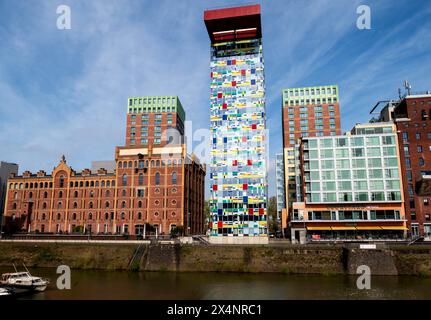 Edificio alto Mitte Colorium dell'architetto William Allen Alsop, Duesseldorf Media Harbour, Renania settentrionale-Vestfalia, Germania Foto Stock