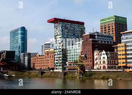 A sinistra, torre dell'ufficio The Sign dell'architetto Helmut Jahn, Center Colorium dell'architetto William Allen Alsop, Duesseldorf Media Harbour, North Foto Stock