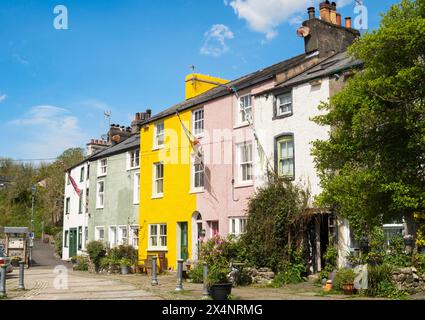 Case a schiera dai colori vivaci a Gill, Ulverston, Cumbria, Inghilterra, Regno Unito Foto Stock