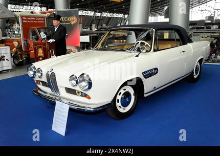 BMW 700 Cabrio bianca presentata in una sala espositiva, centro fieristico di Stoccarda, Stoccarda, Baden-Wuerttemberg, Germania Foto Stock