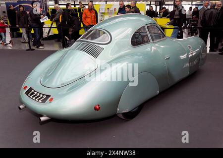 Volkswagen Type 60 K10, Porsche Classic car, CLASSICI RETRÒ 2010, vista posteriore di una classica auto sportiva blu in occasione di una mostra automobilistica, Stoccarda Messe Foto Stock