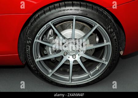 Immagine dettagliata della ruota AMG di un'auto sportiva Mercedes, tra cui battistrada, Stuttgart Messe, Stoccarda, Baden-Wuerttemberg, Germania Foto Stock