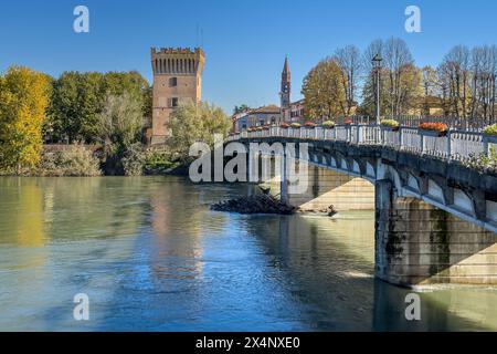 Ponte che attraversa il fiume Adda a Pizzighetone, pittoresco paesino della provincia di Cremona, Lombardia, Italia Foto Stock