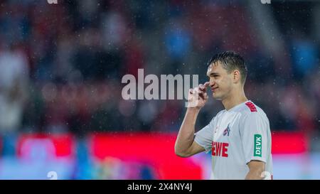 Colonia, Germania. 4 maggio 2024. Calcio: Bundesliga, 1. FC Köln - SC Freiburg, Matchday 32, RheinEnergieStadion. Max Finkgräfe di Colonia gli afferra quasi il naso. Credito: Rolf Vennenbernd/dpa - NOTA IMPORTANTE: in conformità con i regolamenti della DFL German Football League e della DFB German Football Association, è vietato utilizzare o far utilizzare fotografie scattate nello stadio e/o della partita sotto forma di immagini sequenziali e/o serie di foto video./dpa/Alamy Live News Foto Stock