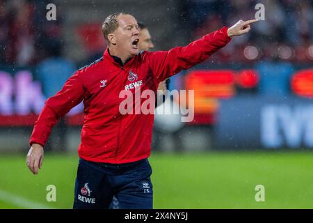 Colonia, Germania. 4 maggio 2024. Calcio: Bundesliga, 1. FC Köln - SC Freiburg, Matchday 32, RheinEnergieStadion. L'allenatore di Colonia Timo Schultz. Credito: Rolf Vennenbernd/dpa - NOTA IMPORTANTE: in conformità con i regolamenti della DFL German Football League e della DFB German Football Association, è vietato utilizzare o far utilizzare fotografie scattate nello stadio e/o della partita sotto forma di immagini sequenziali e/o serie di foto video./dpa/Alamy Live News Foto Stock