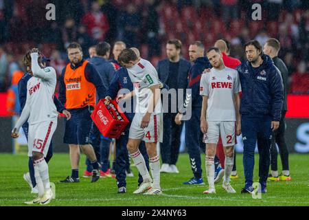 Colonia, Germania. 4 maggio 2024. Calcio: Bundesliga, 1. FC Köln - SC Freiburg, Matchday 32, RheinEnergieStadion. I giocatori di Colonia intorno a Benno Schmitz (r) si posizionano nel cerchio centrale dopo il fischio finale. Credito: Rolf Vennenbernd/dpa - NOTA IMPORTANTE: in conformità con i regolamenti della DFL German Football League e della DFB German Football Association, è vietato utilizzare o far utilizzare fotografie scattate nello stadio e/o della partita sotto forma di immagini sequenziali e/o serie di foto video./dpa/Alamy Live News Foto Stock