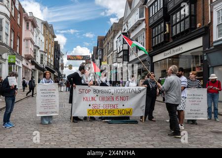 4 maggio 2024. Una piccola protesta pro-Palestina (pro-palestinese) ha avuto luogo oggi a Guildford High Street, Surrey, Inghilterra, Regno Unito. I manifestanti stanno protestando contro l'offensiva israeliana a Gaza, lanciata come rappresaglia per un attacco di Hamas il 7 ottobre 2023, che ha provocato la morte di molte migliaia di palestinesi. Foto Stock