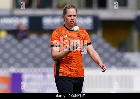 Bristol, Regno Unito, 4 maggio 2024. Freya Davies dei Southern Vipers durante il Rachael Heyhoe-Flint Trophy match tra Western Storm e Southern Vipers. Crediti: Robbie Stephenson/Gloucestershire Cricket/Alamy Live News Foto Stock