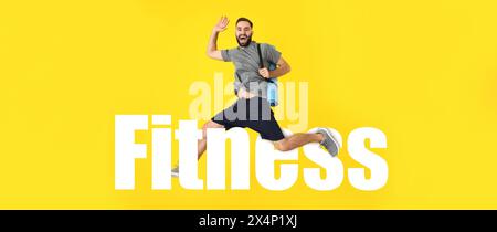 Word FITNESS e giovane sportivo che salta su sfondo giallo Foto Stock