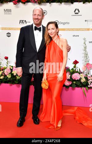 Johann von Bülow und Katharina Schüttler bei der 74. Verleihung des Deutschen Filmpreises 2024 im Theater am Potsdamer Platz. Berlino, 03.05.2024 Foto Stock