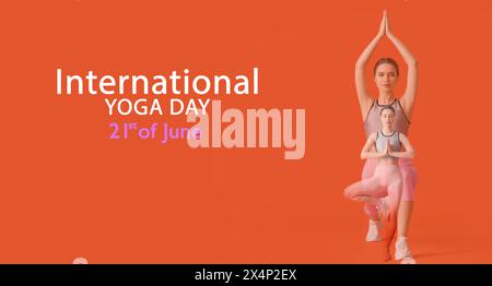 Giovane donna che pratica yoga su sfondo arancione. Banner per la giornata Internazionale dello Yoga Foto Stock