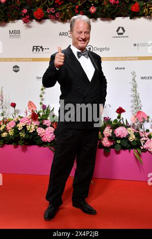 Tom Gerhardt bei der 74. Verleihung des Deutschen Filmpreises 2024 im Theater am Potsdamer Platz. Berlino, 03.05.2024 Foto Stock