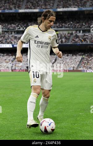 MADRID, SPAGNA - 4 MAGGIO: Luka Modric del Real Madrid durante la partita della liga 2023/24 tra Real Madrid e Cadice allo stadio Santiago Bernabeu. Crediti: Guille Martinez/AFLO/Alamy Live News Foto Stock