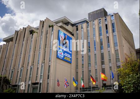 Roma, Italia. 3 maggio 2024. Sulla facciata di un edificio una grande mostra mostra un grande cartellone elettorale del partito politico italiano "forza Italia", la foto di Silvio Berlusconi e Antonio Tajani e gli slogan "Vota forza Italia" e "una forza rassicurante" e "al centro dell'Europa" a Roma. (Credit Image: © Marcello Valeri/ZUMA Press Wire) SOLO PER USO EDITORIALE! Non per USO commerciale! Crediti: ZUMA Press, Inc./Alamy Live News Foto Stock