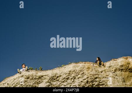 Birling Gap, Eastbourne, East Sussex, Regno Unito. 4 maggio 2024. Moltissimi visitatori delle splendide South Downs in una splendida giornata di sole. Alcuni, compresi i bambini, corrono rischi terribili sul fragile bordo della scogliera, sarebbe più opportuno ottenere una foto perfetta. Le scogliere di gesso lungo questa costa sono fragili e sottostanti con frequenti cascate. I segnali di avvertimento sembrerebbero inadeguati e da Birling Gap East a Belle Tout non c'è una fune di sicurezza. A questo punto è alta circa 150 piedi. Crediti: David Burr/Alamy Live News Foto Stock