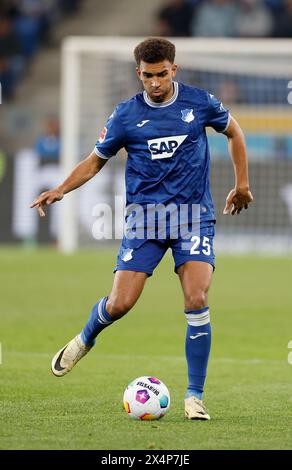 GER, Germania. 3 maggio 2024. Primo campionato, calcio, Fussball, 1. Bundesliga, TSG Hoffenheim - RB Leipzig, GER, Sinsheim, PreZero Arena f.l. Kevin Akpoguma (TSG Hoffenheim, 25). Credito: HMB Media/Alamy Live News Foto Stock