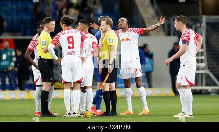 GER, Germania. 3 maggio 2024. Primo campionato, calcio, Fussball, 1. Bundesliga, TSG Hoffenheim - RB Leipzig, GER, Sinsheim, PreZero Arena f.l. Rudelbildung um Schiedsrichter HARM Osmers. Credito: HMB Media/Alamy Live News Foto Stock