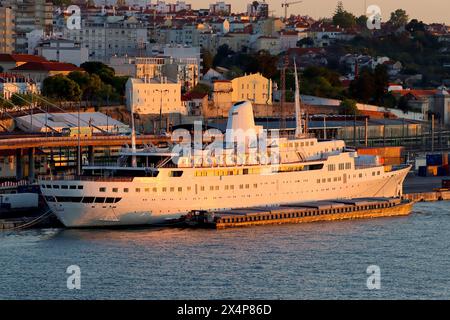 Ultimo esempio di una vera nave da crociera degli anni '1960, la MV Funchal languisce al porto di Lisbona. I piani per convertirla in una nave hotel 5 stelle da 200 camere rimangono lenti. Foto Stock