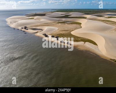 Vista aerea del Parque da Dunas - Ilha das Canarias, Brasile. Capanne sul Delta do Parnaíba e Delta das Americas. Natura lussureggiante e dune di sabbia. Barche Foto Stock