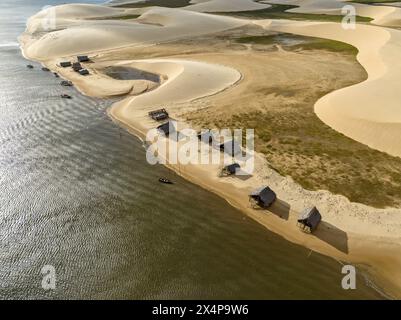 Vista aerea del Parque da Dunas - Ilha das Canarias, Brasile. Capanne sul Delta do Parnaíba e Delta das Americas. Natura lussureggiante e dune di sabbia. Barche Foto Stock