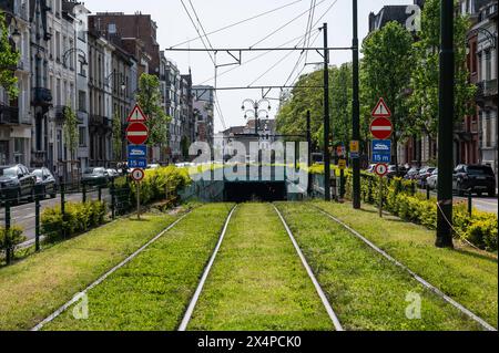 Jette, regione di Bruxelles-capitale, Belgio - 1 maggio 2024 - binari urbani del tram verso il tunnel Simonis Foto Stock